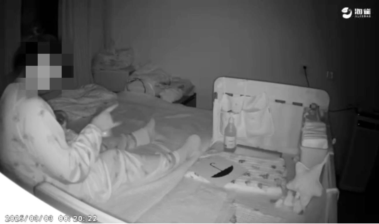 宝妈花4.8万请月嫂 查看监控发现喂奶时猛摇男婴 月子中心称其无恶意