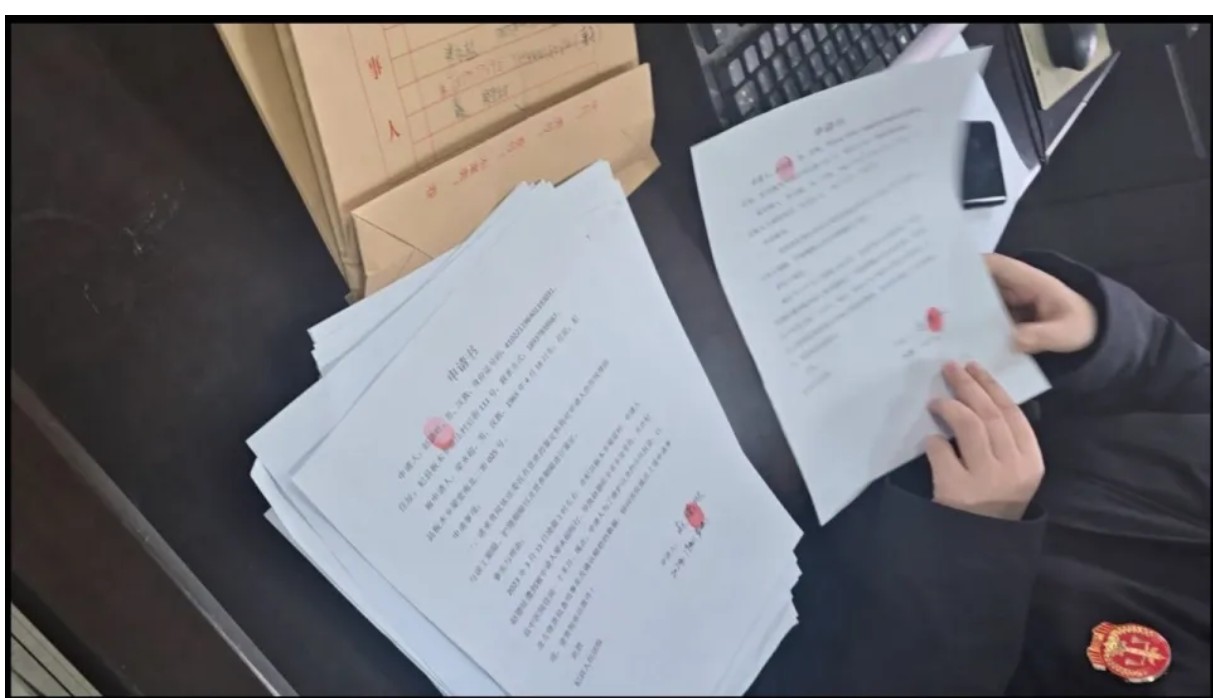 河南一律师庭前遭法警背铐，法院院长道歉，相关人员停职