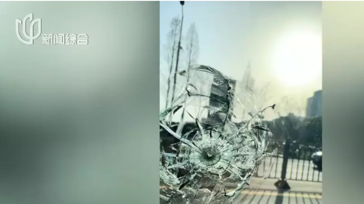 上海警方：已抓获一名外卖人员！小区居民害怕：3天2次遭打击，好在爆碎一瞬间被拍下 