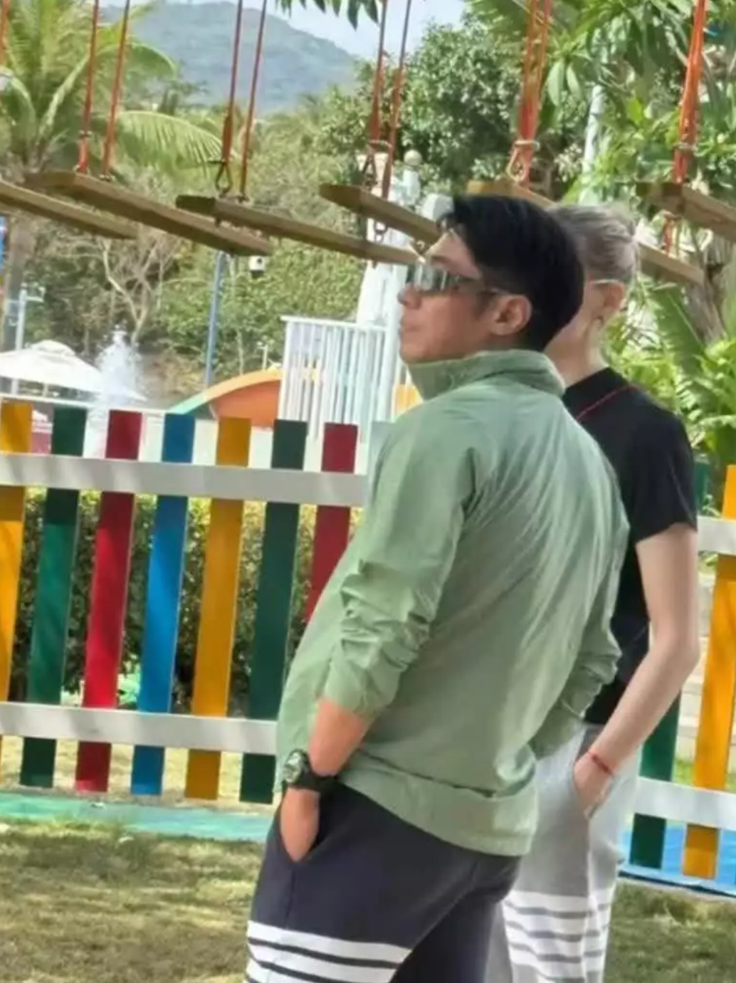 撒贝宁一家三河骑行超接地气，小撒咋晒成“黑包公”啦？